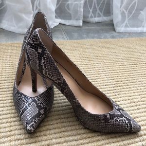 Banana Republic 12-hour Madison-Nove Pump